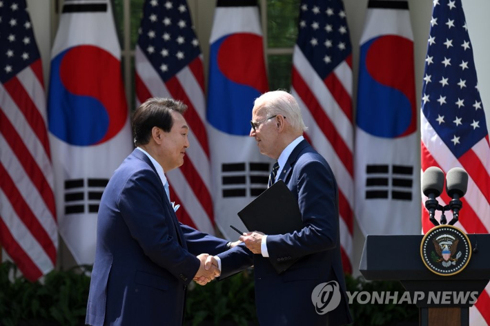 미국을 국빈 방문한 윤석열 대통령과 조 바이든 미국 대통령이 4월 26일(현지시간) 워싱턴DC 백악관 로즈가든에서 열린 공동기자회견에서 악수하고 있다.  2023.4.27  [공동취재] 연합뉴스