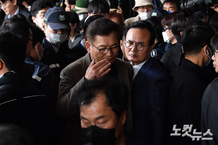 송영길 전 대표가 2일 오전 서울 서초구 서울중앙지방검찰청에 자진 출석했지만 검찰이 '조사 일정이 정해지지 않았다'며 로비에서 돌려보내 조사를 받지 못한 채 발걸음을 옮기고 있다. 류영주 기자
