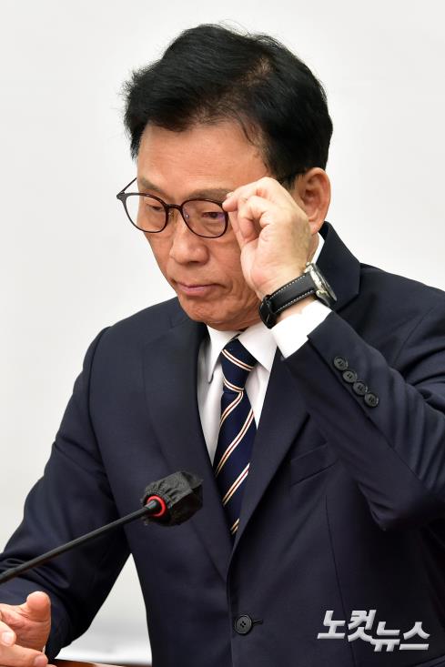 안경 만지는 박광온 원내대표