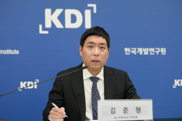 KDI 김준형 연구위원이 3일 정부세종청사에서 연구 보고서 '최근 경상수지 변동요인과 시사점' 주요 내용을 설명하고 있다. KDI 제공