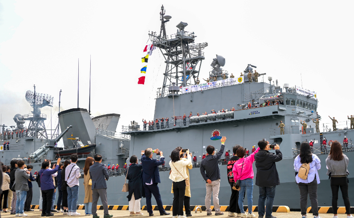 3일 해군작전사령부 부산작전기지에서 아덴만 해역으로 출항하는 청해부대 40진 광개토대왕함을 향해 승조원 가족들이 손을 흔들고 있다. 해군작전사령부 제공