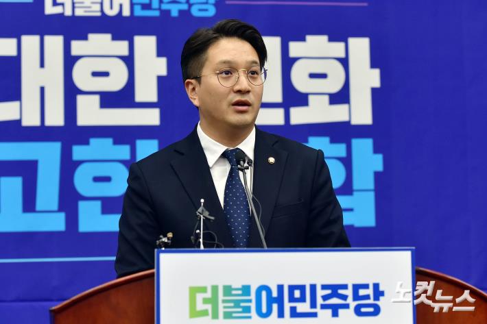 더불어민주당 전용기 의원이 3일 서울 여의도 국회에서 열린 의원총회에서 발언을 하고 있다.