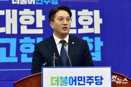 더불어민주당 전용기 의원이 3일 서울 여의도 국회에서 열린 의원총회에서 발언을 하고 있다.