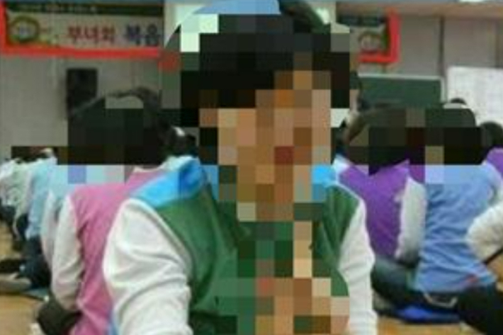 과거 한 행사장에 참석한 A씨 사진이 과천지역 온라인 커뮤니티 등에 공유됐다. 현수막에 신천지에서 사용하는 연호인 '신25년', '부녀회 복음' 등의 글귀가 적혀 있다. 온라인 게시판 게시글 사진 캡처