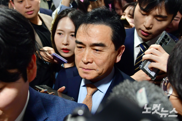 국민의힘 태영호 최고위원이 3일 서울 여의도 국회 소통관에서 공천 녹취록 사태와 쪼개기 정치 후원금 의혹과 관련 기자회견을 마치고 이동하고 있다. 윤창원 기자