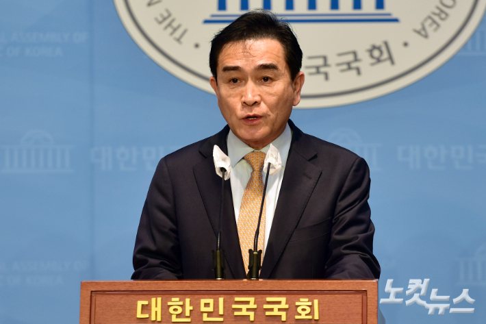 국민의힘 태영호 최고위원이 3일 서울 여의도 국회 소통관에서 기자회견을 열고 공천 녹취록 사태와 쪼개기 정치 후원금 의혹에 대한 입장을 밝히고 있다. 윤창원 기자