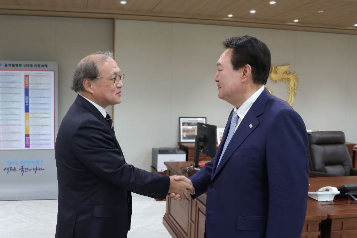 윤석열 대통령이 3일 서울 용산 대통령실 청사에서 한일 안보실장 회담을 위해 방한한 아키바 다케오 일본 국가안전보장국장을 접견하고 있다. 대통령실 제공