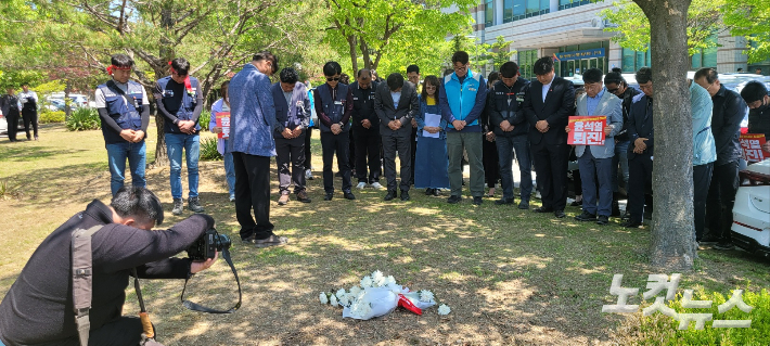 민주노총 건설노조 강원건설지부와 강릉시민행동 등 지역 노동·시민단체와 정당들은 3일 양씨가 분신을 시도했던 춘천지법 강릉지원 앞 화단에서 헌화를 하며 고인의 명복을 빌었다. 전영래 기자