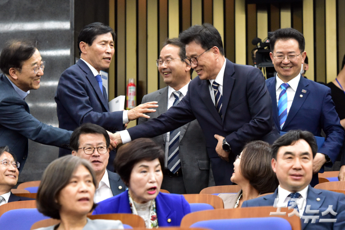 더불어민주당 박광온 원내대표가 3일 서울 여의도 국회에서 열린 의원총회에서 의원들과 인사를 하고 있다. 윤창원 기자