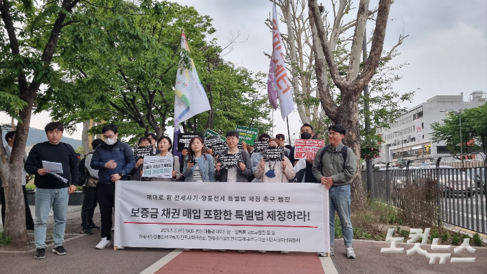 전세사기·깡통전세 피해자들이 3일 오후 7시 서울 용산구 대통령실 앞에서 보증금 채권 매입을 포함한 특별법을 제정하라고 촉구하고 있다. 양형욱 기자 