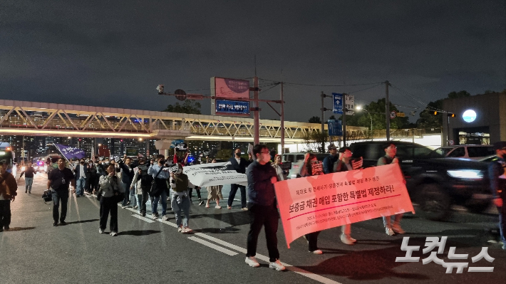 전세사기·깡통전세 피해자들의 거리 행진이 밤까지 이어졌다. 양형욱 기자