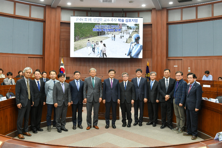 한림대와 태재대 관계자들이 3일 상호협력 협약을 체결하고 고등교육 혁신과 글로컬 파트너십 구축에 협력하기로 했다. 한림대 제공 