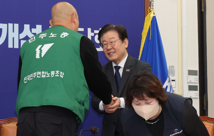 더불어민주당 이재명 대표가 2일 오후 서울 여의도 국회에서 열린 간접고용노동 중간착취 제도 개선 간담회에서 참석자들과 인사하고 있다. 연합뉴스