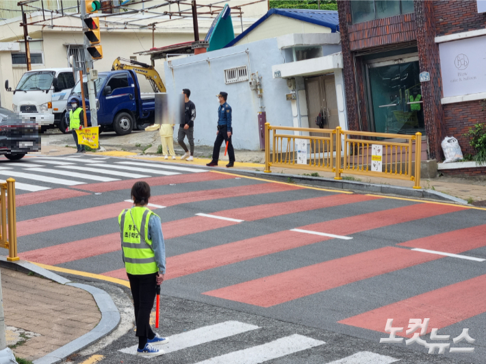 지난달 28일 재학생이 숨진 부산 영도구 청동초등학교 학부모들이 직접 등굣길 안전지도에 나섰다. 김혜민 기자