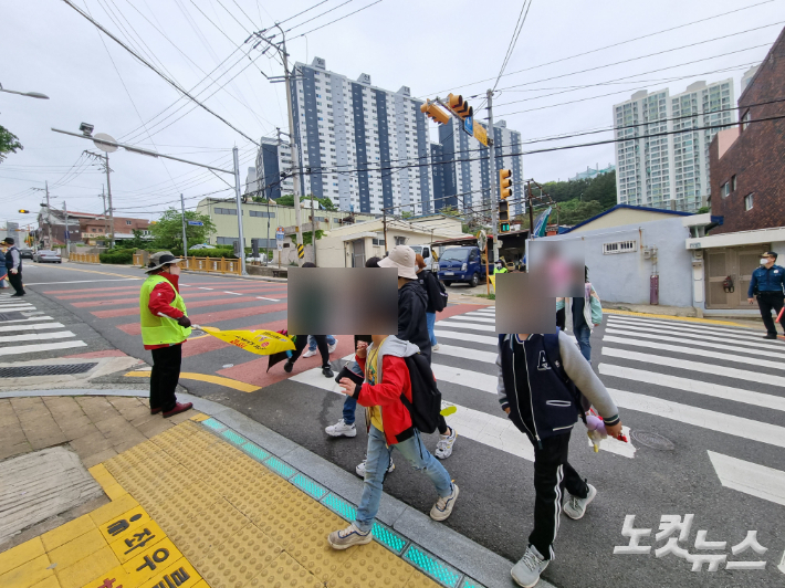 지난달 28일 재학생이 숨진 부산 영도구 청동초등학교 학부모들이 직접 등굣길 안전지도에 나섰다. 김혜민 기자