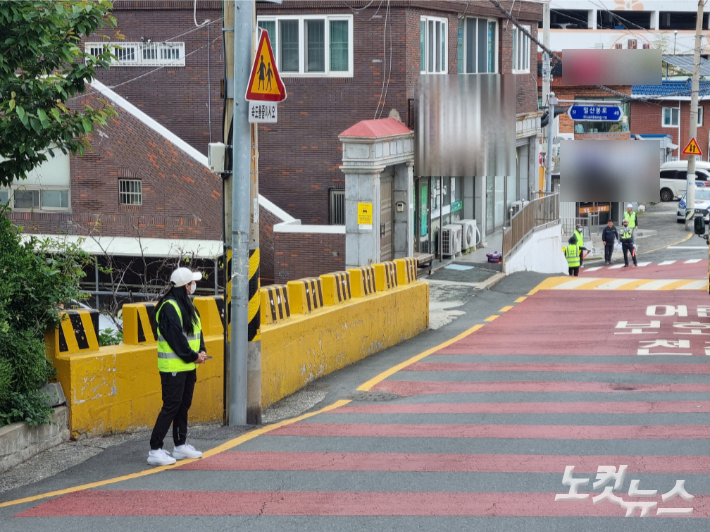 지난달 28일 재학생이 숨진 부산 영도구 청동초등학교 학부모들이 직접 등굣길 안전지도에 나섰다. 김혜민 기자