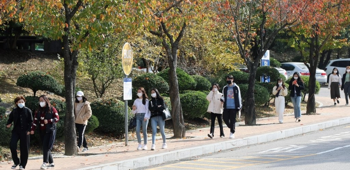 대학생들이 대학 캠퍼스를 걸어가고 있다. 연합뉴스