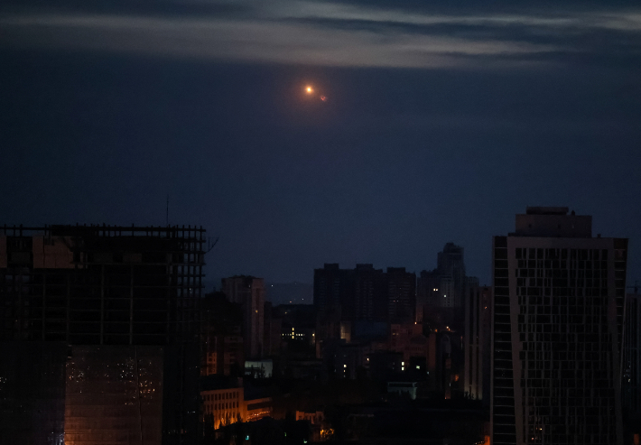 4일(현지시간) 러시아군의 드론 공격으로 공습경보가 울린 우크라이나 키이우 상공에서 목격된 폭발. 연합뉴스