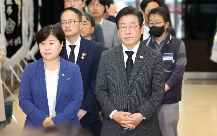 더불어민주당 이재명 대표와 의원들이 4일 오후 서울 종로구 서울대병원 장례식장에 차려진 고 양회동 지대장의 빈소를 찾아 조문하고 있다. 연합뉴스