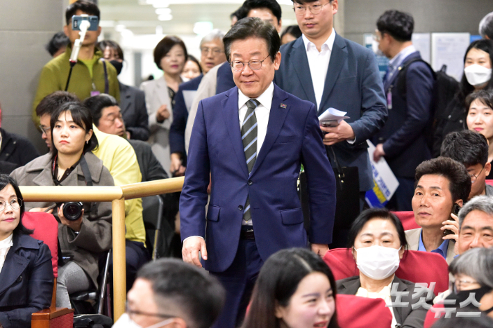 더불어민주당 이재명 대표가 25일 서울 여의도 국회 의원회관에서 열린 사회적경제위원회 출범식에 참석하고 있다. 윤창원 기자