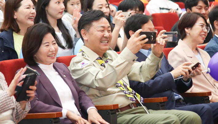 5일 전북어린이창의체험관에서 열린 전북도 제101회 어린이날 대축제에서 김관영 전북도지사가 어린이들의 공연을 관람하고 있다. 전북도 제공