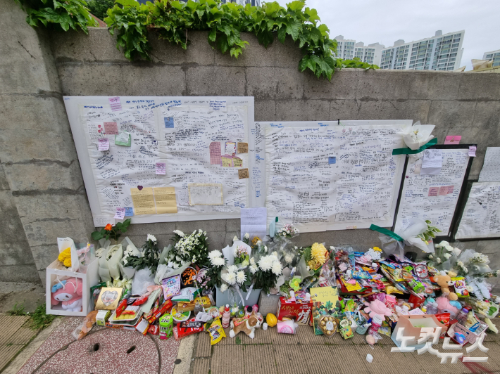 부산 영도구 등굣길 사고 현장에 마련된 추모 공간. 사고가 난 자리에 시민들이 두고 간 국화꽃과 편지, 과자 등이 놓여 있다. 김혜민 기자