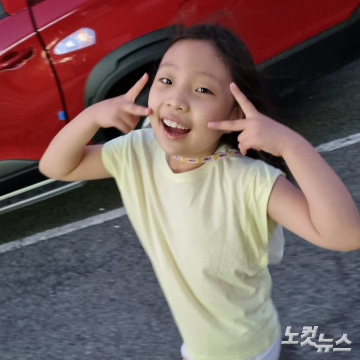 평소 엄마를 너무 좋아했던 예서가 엄마와 집 앞 산책에 나서 환하게 웃고 있다. 유가족 제공