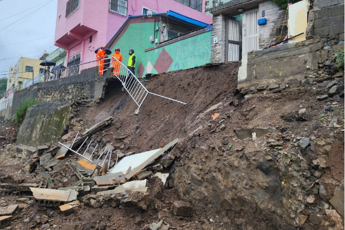 5일 부산지역에 강한 비바람이 불어 피해 신고가 잇따랐다. 이날 오전에는 사하구의 한 주택가 앞 옹벽이 무너져 소방당국이 안전조치에 나섰다. 부산소방재난본부 제공