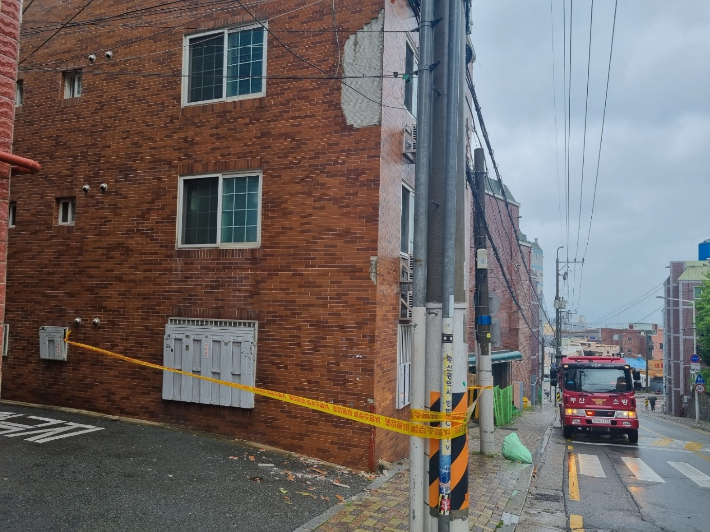 5일 부산지역에 강한 비바람이 불어 피해 신고가 잇따랐다. 이날 오후에는 부산 북구의 한 건물 외벽 마감재가 떨어져 소방당국이 출동했다. 부산소방재난본부 제공