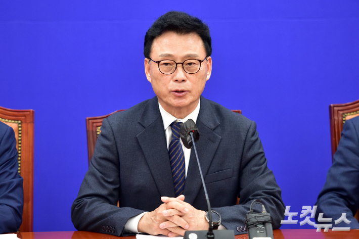 더불어민주당 박광온 원내대표가 4일 서울 여의도 국회에서 열린 정책조정회의에서 모두발언을 하고 있다. 윤창원 기자