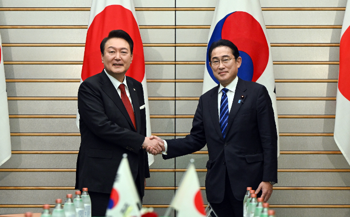 1박2일 일정으로 일본을 방문한 윤석열 대통령과 기시다 후미오 일본 총리가 지난달 16일 오후 일본 도쿄 총리 관저에서 열린 한일 확대정상회담에 앞서 기념촬영을 하며 악수하고 있다. 연합뉴스