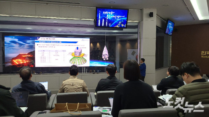 El día 3, en una sesión informativa in situ celebrada en el Centro Espacial Naro en Goheung-gun, Jeollanam-do, Goh Jung-hwan, director del Instituto de Investigación Aeroespacial de Corea, explicó a los periodistas.  Reportero Lee Jung Joo