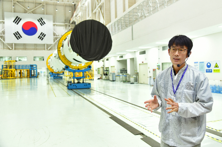 El día 3, el investigador principal Win Yu Jin explicó el proceso de ensamblaje del vehículo de lanzamiento Noori Ho.  Proporcionar anti-accidente.