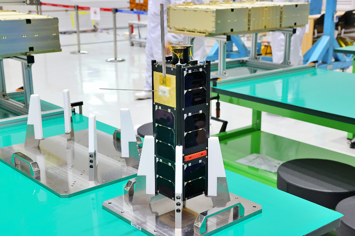 El satélite Cairo Space Cube está almacenado en el Narrow Space Center.  Proporcionar anti-accidente.