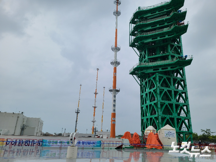 Antes del tercer lanzamiento de Nuri el día 24, los investigadores inspeccionan la plataforma de lanzamiento en el Narrow Space Center en Gohyeong, provincia de Jeolla del Sur.  Reportero Lee Jung Joo