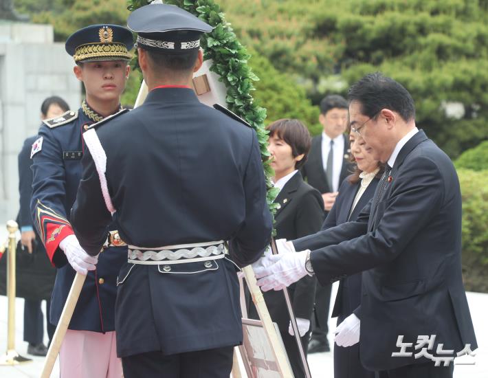 헌화하는 기시다 후미오 총리