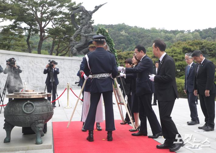 헌화하는 기시다 후미오 총리