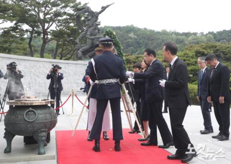 헌화하는 기시다 후미오 총리