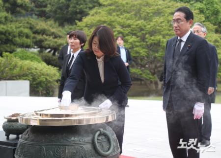 분향하는 기시다 유코 여사