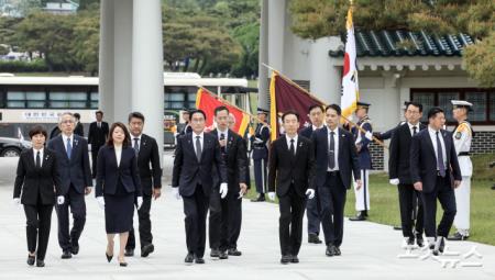 기시다 후미오(岸田文雄) 일본 총리가 7일 방한 첫 일정으로 서울 동작구 국립서울현충원을 참배했다. 기시다 총리 내외가 헌화 분향을 위해 이동하고 있다. 사진공동취재단