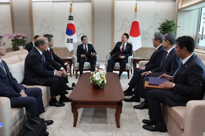 윤석열 대통령과 기시다 후미오 일본 총리가 지난 7일 서울 용산 대통령실 청사에서 한일 정상 소인수 회담을 하는 모습. 연합뉴스