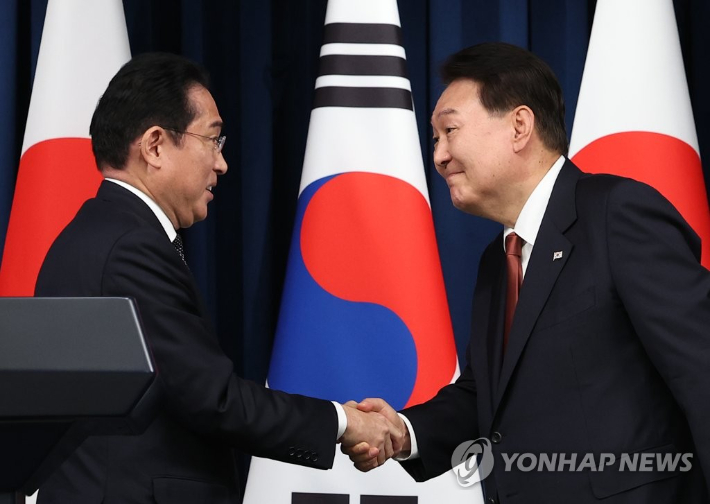 윤석열 대통령과 1박2일 일정으로 한국을 찾은 기시다 후미오 일본 총리가 7일 서울 용산 대통령실 청사에서 열린 공동 기자회견이 끝난 뒤 악수하고 있다. 연합뉴스