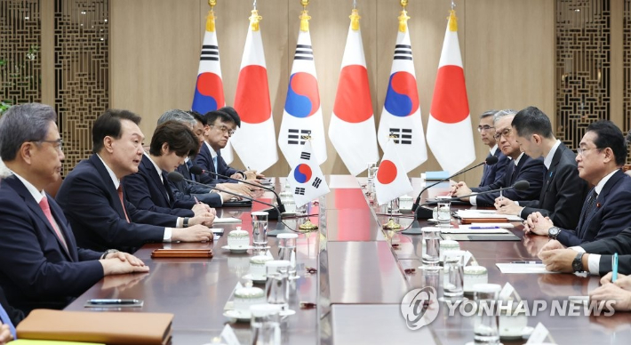 윤석열 대통령과 1박2일 일정으로 한국을 찾은 기시다 후미오 일본 총리가 7일 서울 용산 대통령실 청사에서 한일 정상 확대 회담을 하고 있다. 연합뉴스