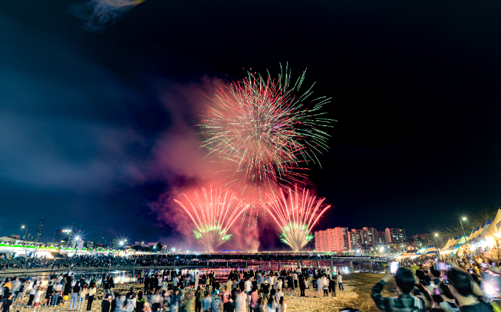강릉단오제 불꽃놀이. 강릉단오제위원회 제공