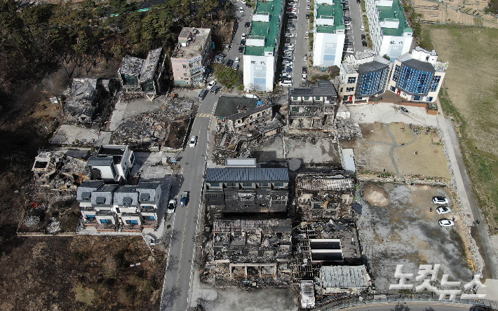 강릉 경포 일원 펜션 밀집지역과 산림에 대형 산불의 흔적이 처참하게 남아 있다. 강릉=황진환 기자