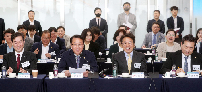 지난 1일 전남댕서 열린 이주호 교육부 장관과 지역대학 총장, 지자체 장과의 간담회. 전라남도 제공 