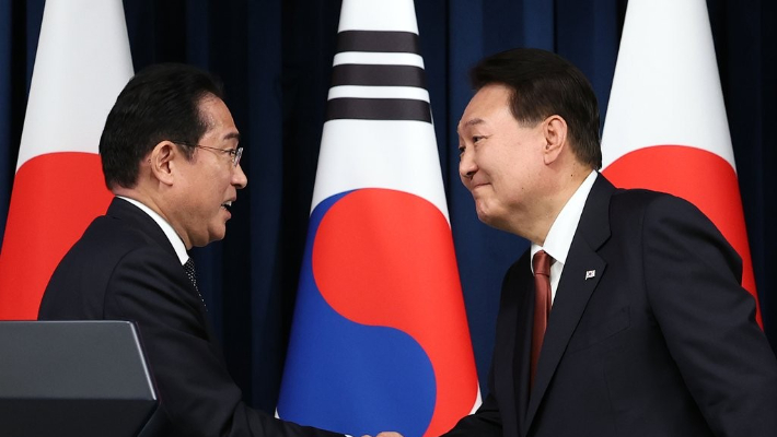 윤석열 대통령과 1박2일 일정으로 한국을 찾은 기시다 후미오 일본 총리가 7일 서울 용산 대통령실 청사에서 열린 공동 기자회견이 끝난 뒤 악수하고 있다. 연합뉴스