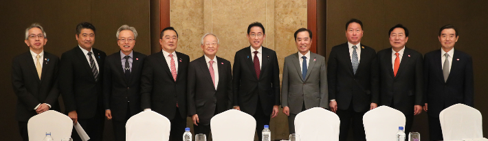 기시다 후미오 일본 총리와 최태원 대한상의 회장, 김병준 전경련 회장직무대행을 비롯한 경제단체장과 주요 내빈들이 8일 서울 소공동 롯데호텔에서 열린 '기시다 후미오 일본 총리-한국 경제인 간담회'에서 기념촬영을 하고 있다. 전경련 제공