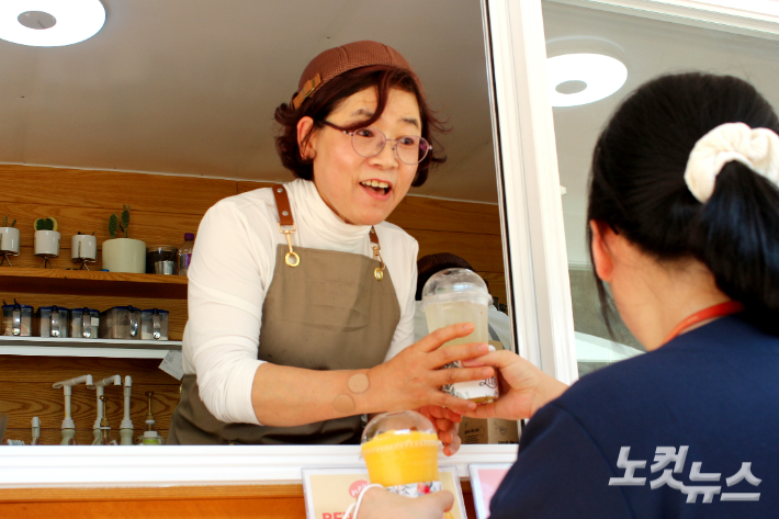 '카페솔솔' 시니어 바리스타가 음료를 건네주고 있다. 최범규 기자