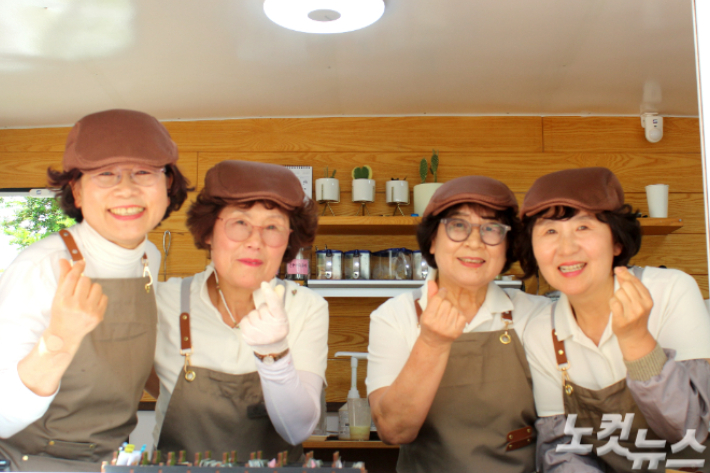 '카페솔솔' 시니어 바리스타. 최범규 기자